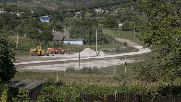 Drum nou la Mereşeni. Locuitorii satului abia aşteaptă să renunţe la cizmele de cauciuc (FOTOREPORT)