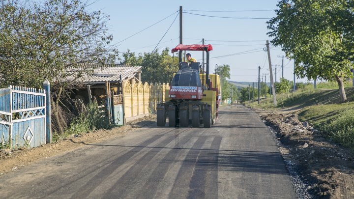 Drum nou la Mereşeni. Locuitorii satului abia aşteaptă să renunţe la cizmele de cauciuc (FOTOREPORT)