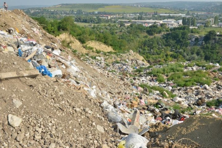 Groapă de gunoi pe malul râului Bâc. Primăria sesizează Procuratura şi Agenţia Ecologică