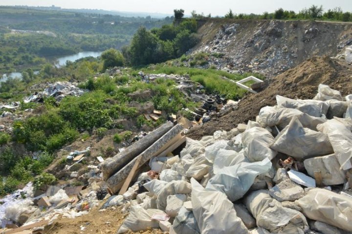 Groapă de gunoi pe malul râului Bâc. Primăria sesizează Procuratura şi Agenţia Ecologică