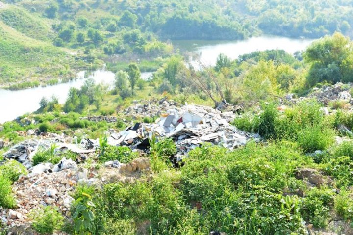 Groapă de gunoi pe malul râului Bâc. Primăria sesizează Procuratura şi Agenţia Ecologică