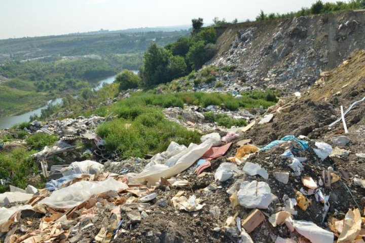 Groapă de gunoi pe malul râului Bâc. Primăria sesizează Procuratura şi Agenţia Ecologică