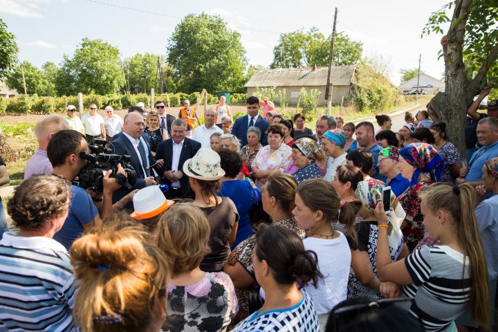 Pavel Filip, întâmpinat cu plăcinte de locuitorii satului Răscăieții Noi, după ce drumul din sat a fost reparat