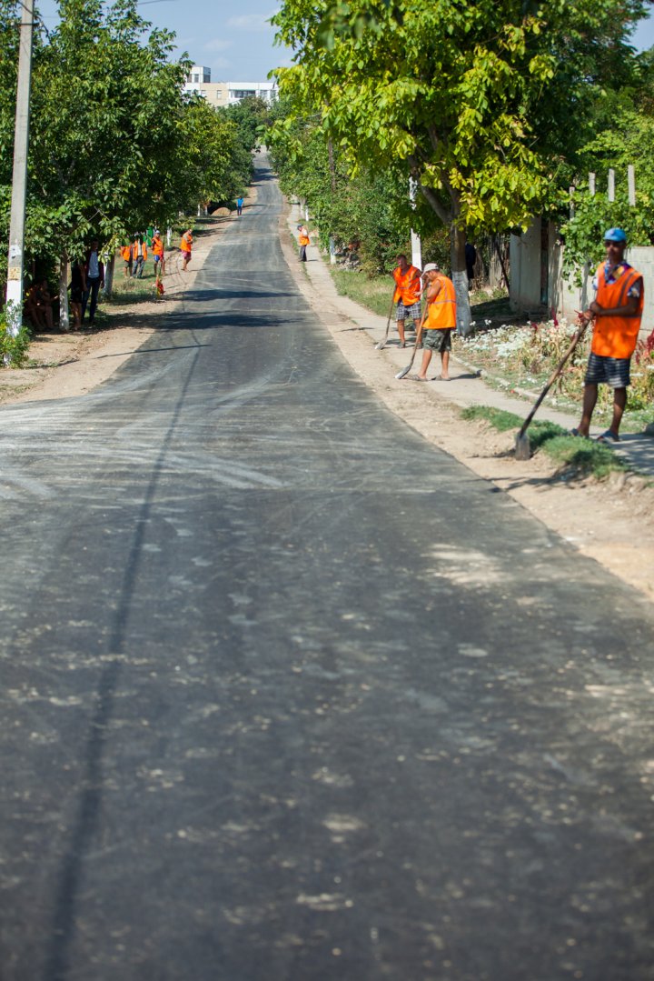 Pavel Filip, întâmpinat cu plăcinte de locuitorii satului Răscăieții Noi, după ce drumul din sat a fost reparat