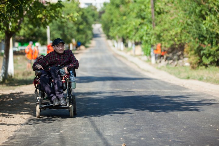 Pavel Filip, întâmpinat cu plăcinte de locuitorii satului Răscăieții Noi, după ce drumul din sat a fost reparat