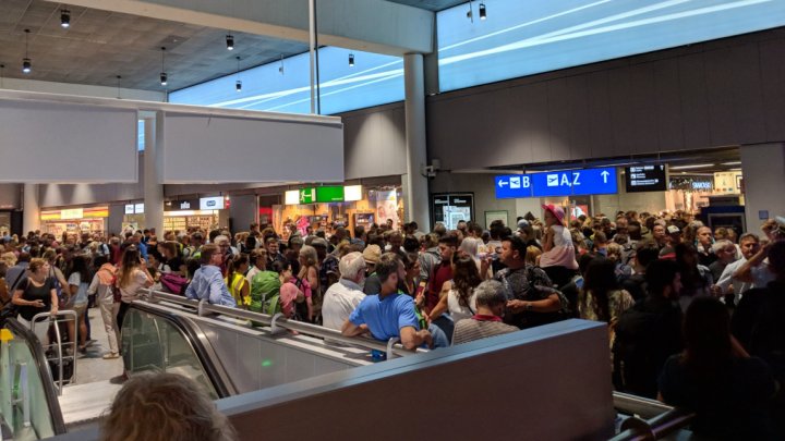 Alertă pe aeroportul din Frankfurt. Poliţia evacuează terminalul 1