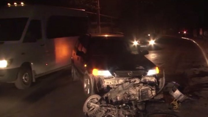 ACCIDENT DE GROAZĂ LA DURLEȘTI! Două persoane au ajuns la spital, după ce s-au izbit cu motoreta într-un automobil