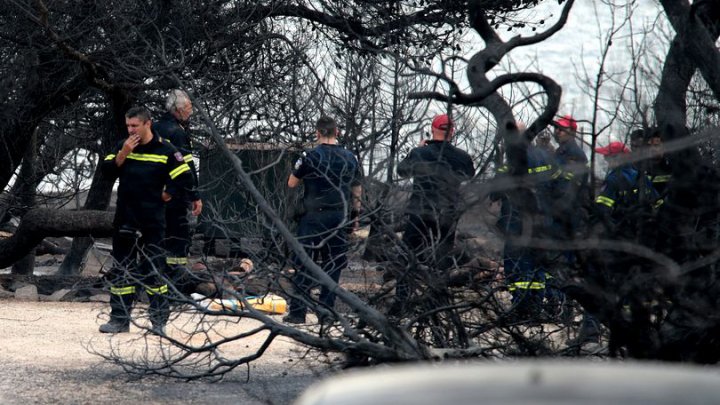 Acuză autoritățile de ucidere din culpă. Rudele victimelor incendiului din Grecia au dat în judecată statul elen 