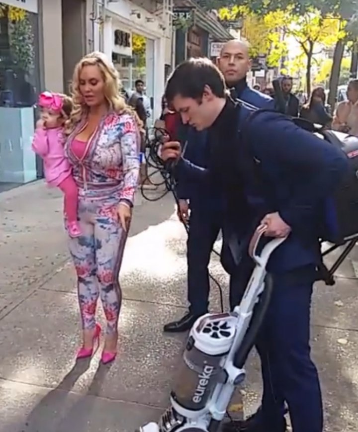 VIRAL PE INTERNET! Coco Austin, soția rapperului Ice-T a angajat un muncitor pentru a curăți drumul pe care merge (VIDEO)