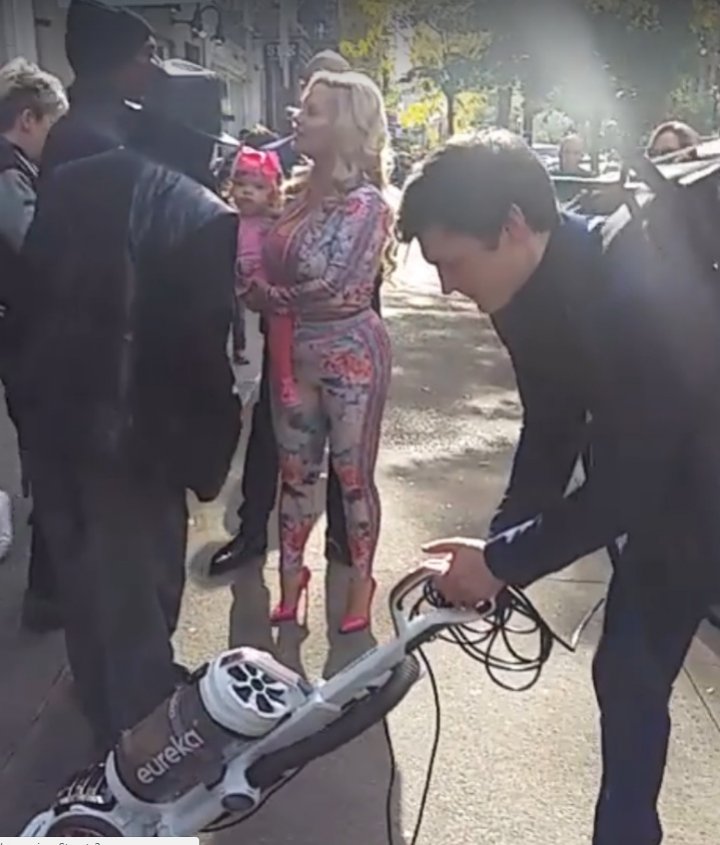 VIRAL PE INTERNET! Coco Austin, soția rapperului Ice-T a angajat un muncitor pentru a curăți drumul pe care merge (VIDEO)