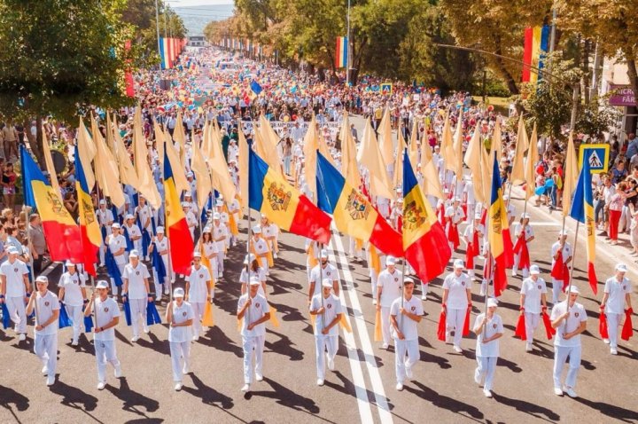 Ziua Independenţei, sărbătorită cu mult fast la Orhei. Zeci de mii de oameni au participat la un marş al Patrioţilor Moldovei (FOTO/VIDEO)