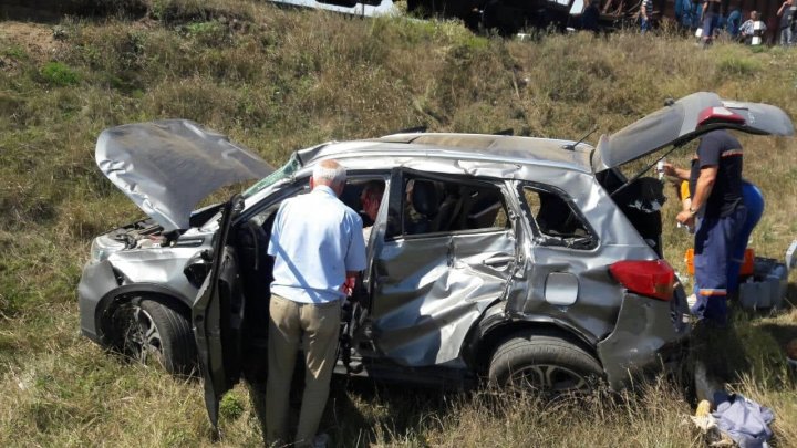 Accident cumplit la Căuşeni: O maşină a fost lovită de tren. Un mort şi 3 răniţi