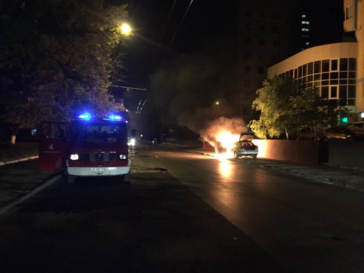 Incendiu pe o stradă din Chişinău: Un taximetru a fost cuprins de flăcări (VIDEO)