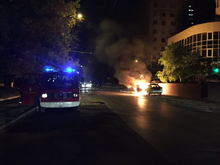 Incendiu pe o stradă din Chişinău: Un taximetru a fost cuprins de flăcări (VIDEO)