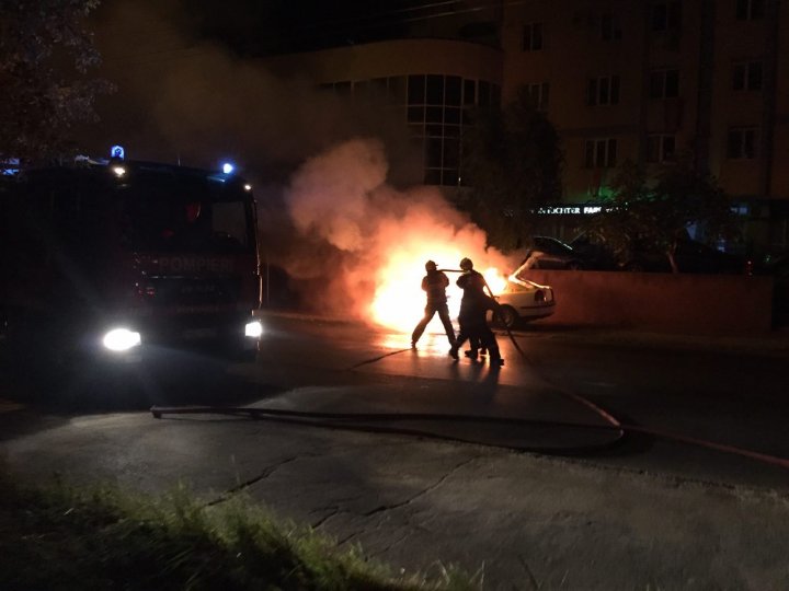 Incendiu pe o stradă din Chişinău: Un taximetru a fost cuprins de flăcări (VIDEO)