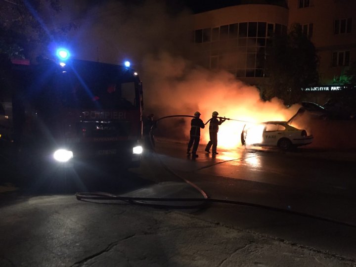 Incendiu pe o stradă din Chişinău: Un taximetru a fost cuprins de flăcări (VIDEO)