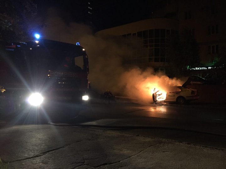 Incendiu pe o stradă din Chişinău: Un taximetru a fost cuprins de flăcări (VIDEO)