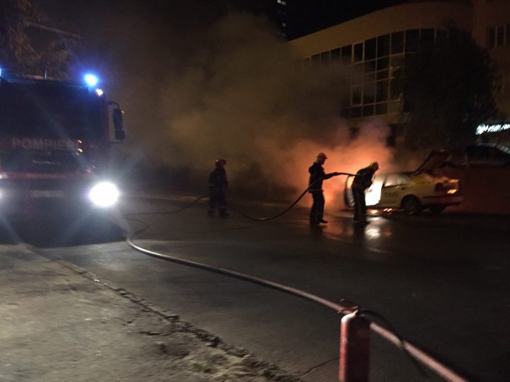 Incendiu pe o stradă din Chişinău: Un taximetru a fost cuprins de flăcări (VIDEO)