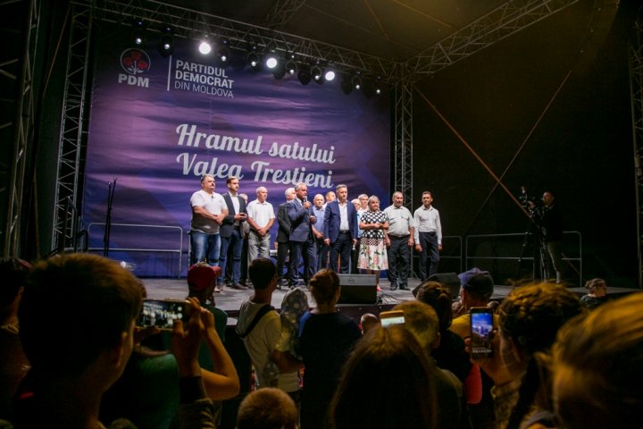 La Cristeşti şi Valea-Trestieni a fost sărbătorit hramul satului. Vlad Plahotniuc i-a felicitat personal pe localnici (FOTOREPORT)