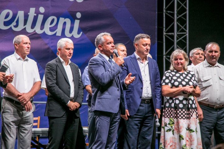 La Cristeşti şi Valea-Trestieni a fost sărbătorit hramul satului. Vlad Plahotniuc i-a felicitat personal pe localnici (FOTOREPORT)