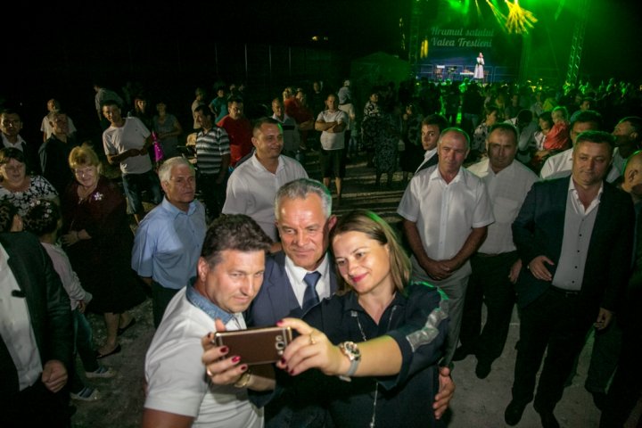 La Cristeşti şi Valea-Trestieni a fost sărbătorit hramul satului. Vlad Plahotniuc i-a felicitat personal pe localnici (FOTOREPORT)