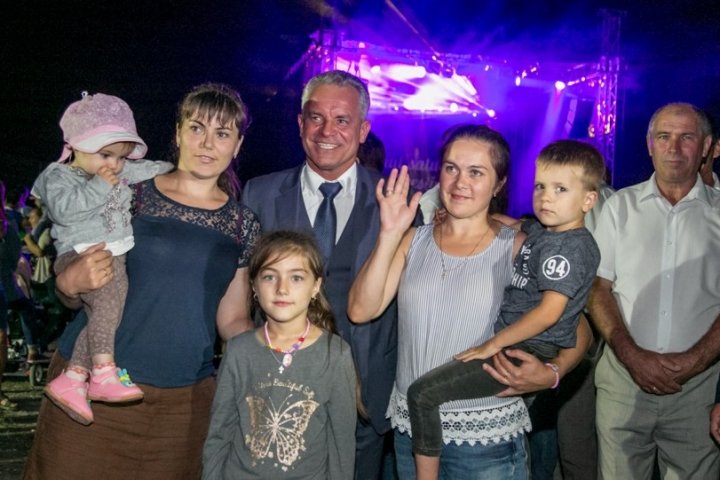 La Cristeşti şi Valea-Trestieni a fost sărbătorit hramul satului. Vlad Plahotniuc i-a felicitat personal pe localnici (FOTOREPORT)