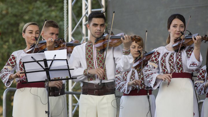 Pavel Filip la hramul din satul Pănăşeşti. De ce surprize au mai avut parte localnicii (FOTOREPORT)