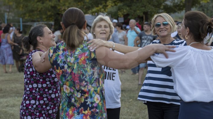 Pavel Filip la hramul din satul Pănăşeşti. De ce surprize au mai avut parte localnicii (FOTOREPORT)