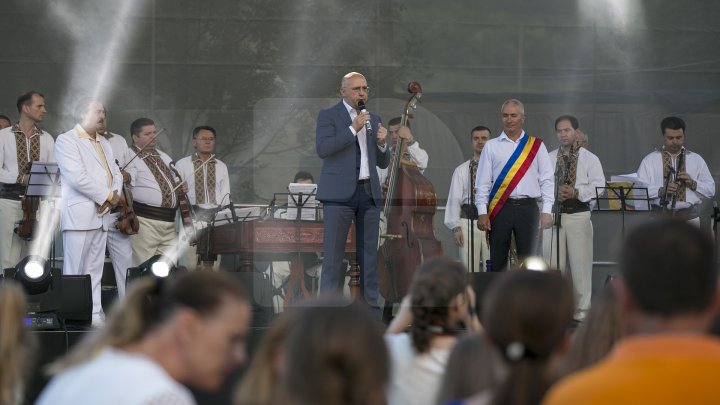 Pavel Filip la hramul din satul Pănăşeşti. De ce surprize au mai avut parte localnicii (FOTOREPORT)