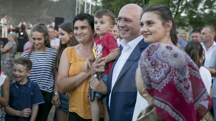 Pavel Filip la hramul din satul Pănăşeşti. De ce surprize au mai avut parte localnicii (FOTOREPORT)