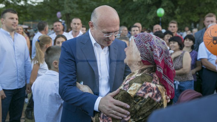 Pavel Filip la hramul din satul Pănăşeşti. De ce surprize au mai avut parte localnicii (FOTOREPORT)