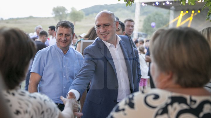 Pavel Filip la hramul din satul Pănăşeşti. De ce surprize au mai avut parte localnicii (FOTOREPORT)