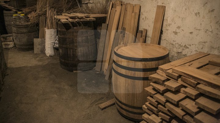 Butoaiele, la mare căutare. Secretele unui dogar din Cărpineni pentru a avea un vin bun (FOTOREPORT)