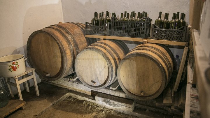 Butoaiele, la mare căutare. Secretele unui dogar din Cărpineni pentru a avea un vin bun (FOTOREPORT)