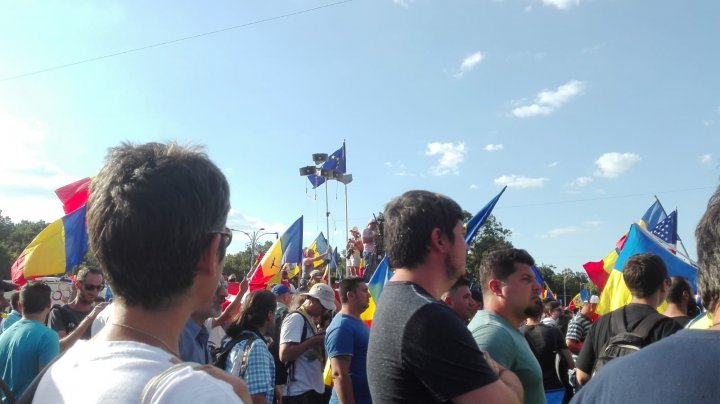 PROTEST ÎN ROMÂNIA. Jandarmii intervin cu gaze lacrimogene. 140 de persoane şi jandarmieri, rănite