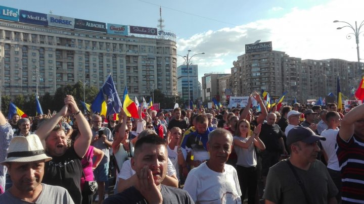 PROTEST ÎN ROMÂNIA. Jandarmii intervin cu gaze lacrimogene. 140 de persoane şi jandarmieri, rănite