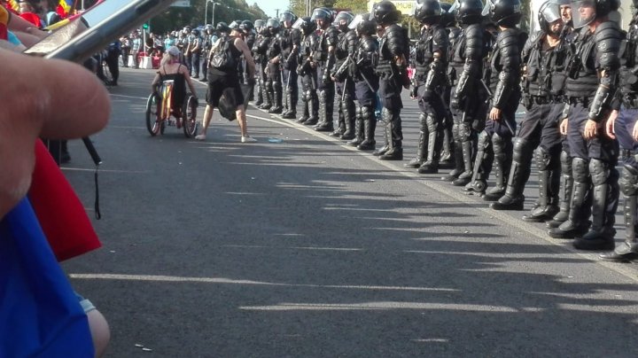 PROTEST ÎN ROMÂNIA. Jandarmii intervin cu gaze lacrimogene. 140 de persoane şi jandarmieri, rănite