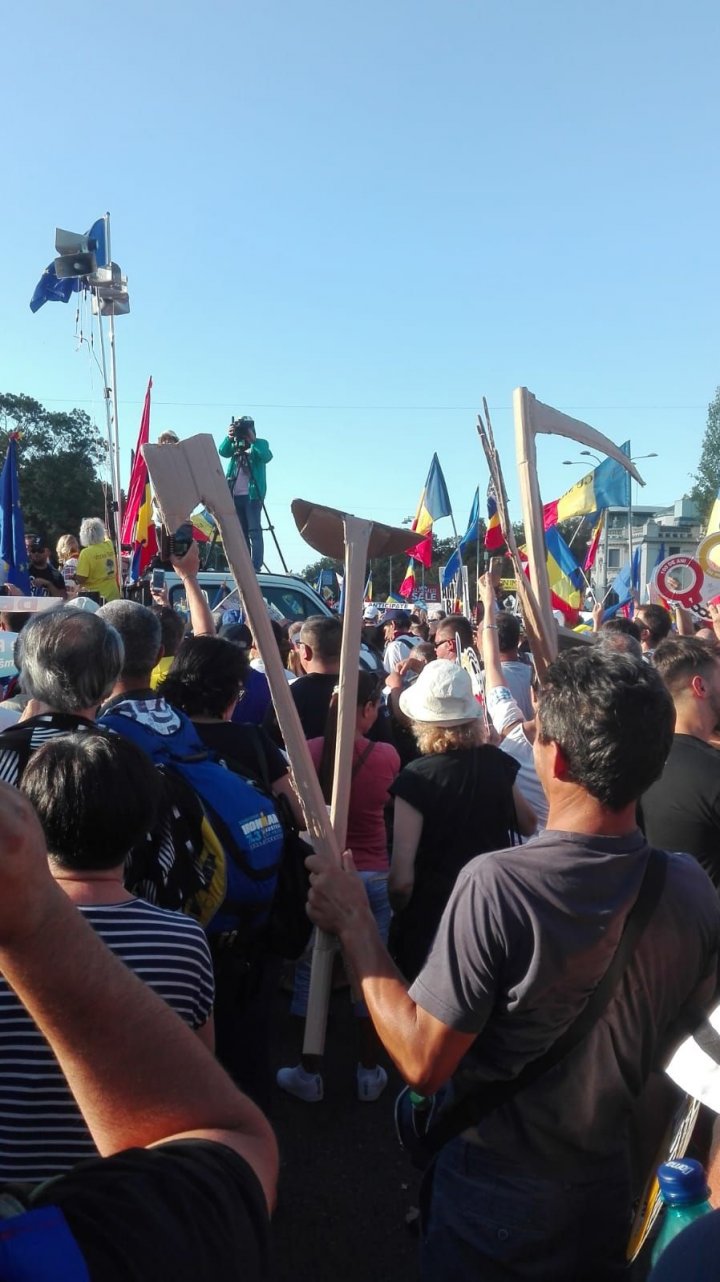 PROTEST ÎN ROMÂNIA. Jandarmii intervin cu gaze lacrimogene. 140 de persoane şi jandarmieri, rănite