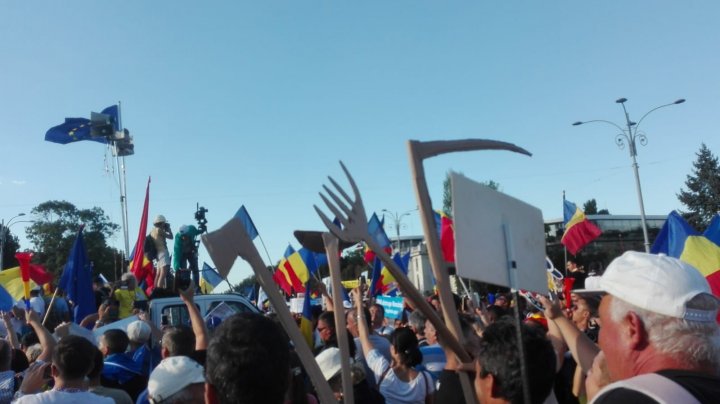PROTEST ÎN ROMÂNIA. Jandarmii intervin cu gaze lacrimogene. 140 de persoane şi jandarmieri, rănite