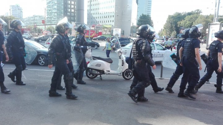 PROTEST ÎN ROMÂNIA. Jandarmii intervin cu gaze lacrimogene. 140 de persoane şi jandarmieri, rănite