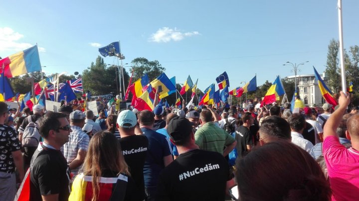 PROTEST ÎN ROMÂNIA. Jandarmii intervin cu gaze lacrimogene. 140 de persoane şi jandarmieri, rănite