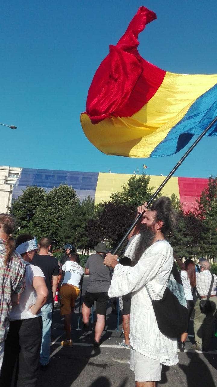 PROTEST ÎN ROMÂNIA. Jandarmii intervin cu gaze lacrimogene. 140 de persoane şi jandarmieri, rănite