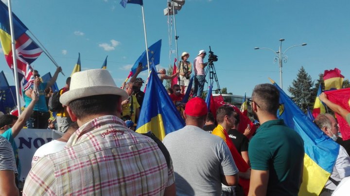 PROTEST ÎN ROMÂNIA. Jandarmii intervin cu gaze lacrimogene. 140 de persoane şi jandarmieri, rănite