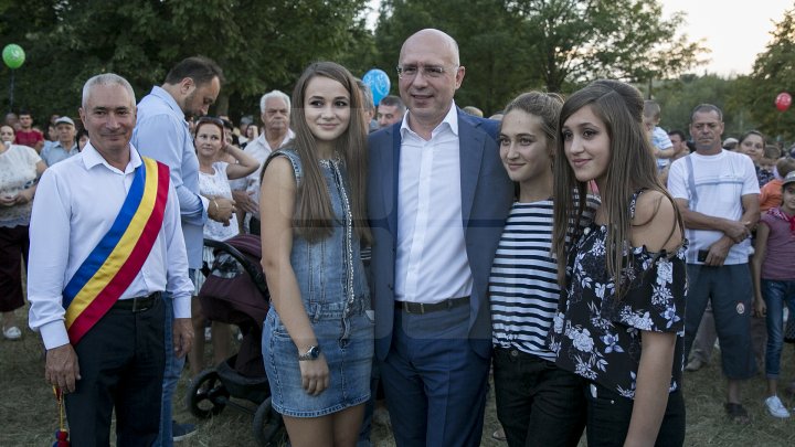 Pavel Filip la hramul din satul Pănăşeşti. De ce surprize au mai avut parte localnicii (FOTOREPORT)