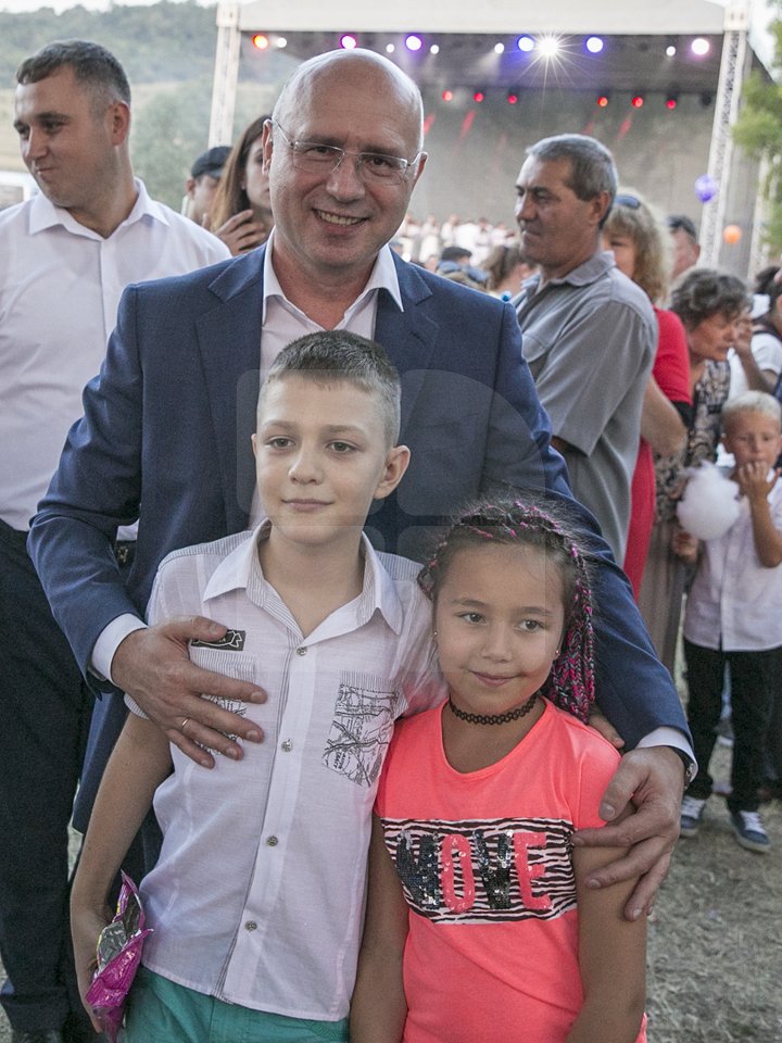 Pavel Filip la hramul din satul Pănăşeşti. De ce surprize au mai avut parte localnicii (FOTOREPORT)