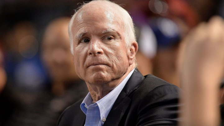 Ce au scris Trump, Obama sau familia Clinton după moartea senatorului John McCain