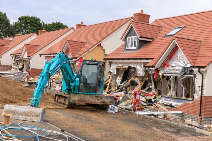 Un constructor român din Marea Britanie a distrus un cartier nou, cu un excavator