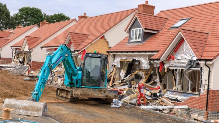 Un constructor român din Marea Britanie a distrus un cartier nou, cu un excavator