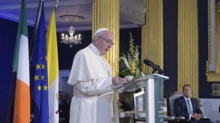 Papa Francisc s-a întâlnit în Irlanda cu victimele abuzurilor comise de preoţi  