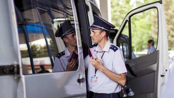 Permis de conducere şi buletin românesc, FALSE, depistate la frontieră. Unde urmau să ajungă moldovenii